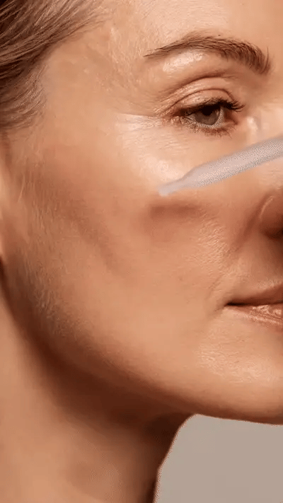 Serum wchłania się błyskawicznie — zbliżenie twarzy z pipetą